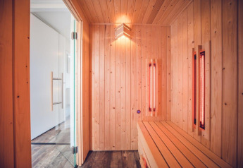 Vista interior de una moderna sauna con paneles de madera en la villa del Holiday park Ackersate, Países Bajos.