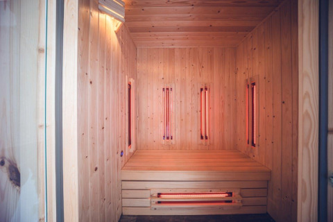 Interior de una sauna moderna de infrarrojos con paredes de madera en una villa vacacional en Ackersate, Países Bajos.