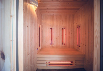 Interior de una sauna moderna de infrarrojos con paredes de madera en una villa vacacional en Ackersate, Países Bajos.