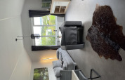 Sala moderna en Chalet Brilon, Camping & Ferienpark Brilon, Alemania, con ventana y vista al bosque.