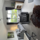 Moderne leefruimte in Chalet Brilon, Camping & Ferienpark Brilon, Duitsland, met groot raam en natuurzicht.