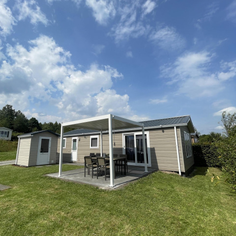 Vista exterior del Chalet Brilon en Camping & Ferienpark Brilon, Alemania, con terraza y muebles de jardín.