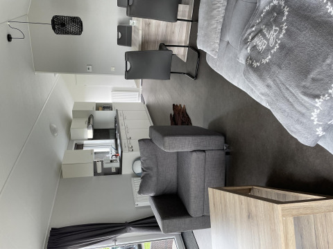 Interieur van Chalet Brilon bij Camping & Ferienpark Brilon, Duitsland, met moderne meubels en ingerichte keuken.