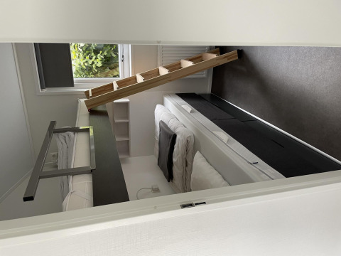 Habitación moderna con literas y escalera inclinada en Chalet Brilon, Camping & Ferienpark Brilon, Alemania.