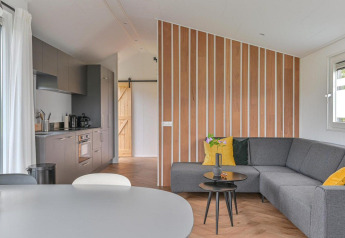 Interior de luxury lodge con sauna en Drentse Weelde, Países Bajos, cocina moderna y sala de estar.