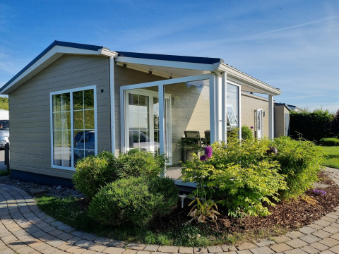 Chalet Marron op Camping & Vakantiepark Brilon in Duitsland, modern chalet met tuin en zonnig terras.