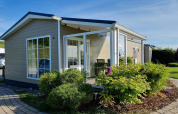 Chalet Marron en Camping & Ferienpark Brilon, Alemania, cabaña moderna con jardín y terraza soleada.