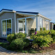 Chalet Marron al Camping & Ferienpark Brilon in Germania, casa moderna con giardino e terrazza soleggiata.