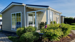 Chalet Marron en Camping & Ferienpark Brilon, Alemania, cabaña moderna con jardín y terraza soleada.