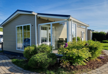Chalet Marron en Camping & Ferienpark Brilon, Alemania, cabaña moderna con jardín y terraza soleada.