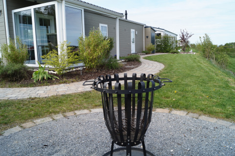 Modernes Chalet namens Chalet Marron im Camping & Ferienpark Brilon, Deutschland, mit gepflegtem Garten.