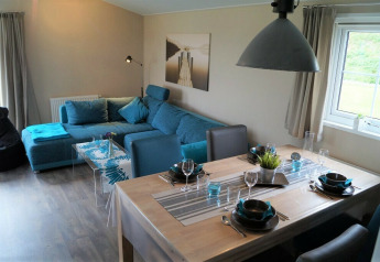 Stue og spisestue i Chalet Marron ved Camping & Ferienpark Brilon, Tyskland, med moderne indretning.