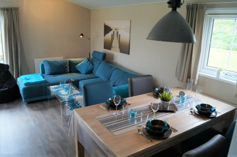 Wohn- und Essbereich im Chalet Marron auf dem Camping & Ferienpark Brilon in Deutschland, modern eingerichtet.