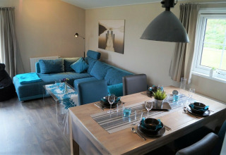 Wohn- und Essbereich im Chalet Marron auf dem Camping & Ferienpark Brilon in Deutschland, modern eingerichtet.