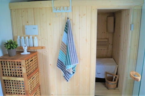 Interieur van een sauna in Chalet Marron bij Camping & Ferienpark Brilon in Duitsland.