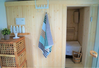 Vista interior de una sauna en el Chalet Marron de Camping & Ferienpark Brilon en Alemania.