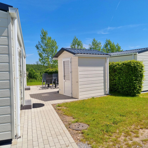 Zona de chalet luminosa con terraza y cobertizo en Camping & Ferienpark Brilon, Alemania.