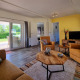 Luminoso soggiorno nel Chalet Limonet, Camping & Ferienpark Brilon, Germania, con vista su terrazza e giardino.