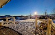 Alba su un paesaggio innevato vista da Chalet Limonet al Camping & Ferienpark Brilon, Germania.