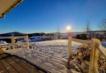 Alba su un paesaggio innevato vista da Chalet Limonet al Camping & Ferienpark Brilon, Germania.