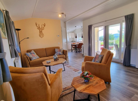 Sala en la casa móvil Chalet Limonet de Camping & Ferienpark Brilon, Alemania, con decoración cómoda.