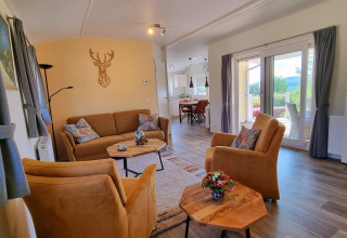 Sala en la casa móvil Chalet Limonet de Camping & Ferienpark Brilon, Alemania, con decoración cómoda.