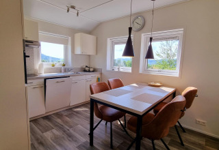 Cocina moderna y comedor en Chalet Limonet, Camping & Ferienpark Brilon, con grandes ventanas y vistoso paisaje.