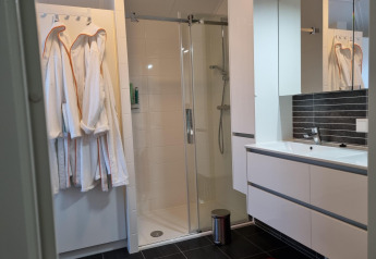 Bagno moderno nella casa mobile Chalet Limonet al Camping & Ferienpark Brilon, Germania, con doccia.