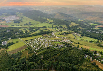 Vista aerea dello Chalet Limonet al Camping & Ferienpark Brilon in Germania, tra colline verdi e natura.