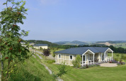 Cabaña Calcelux en Camping & Ferienpark Brilon, Alemania, rodeada de naturaleza y vistas panorámicas.
