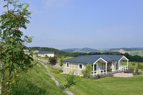 Cabaña Calcelux en Camping & Ferienpark Brilon, Alemania, rodeada de naturaleza y vistas panorámicas.