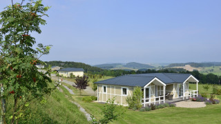 Cabaña Calcelux en Camping & Ferienpark Brilon, Alemania, rodeada de naturaleza y vistas panorámicas.