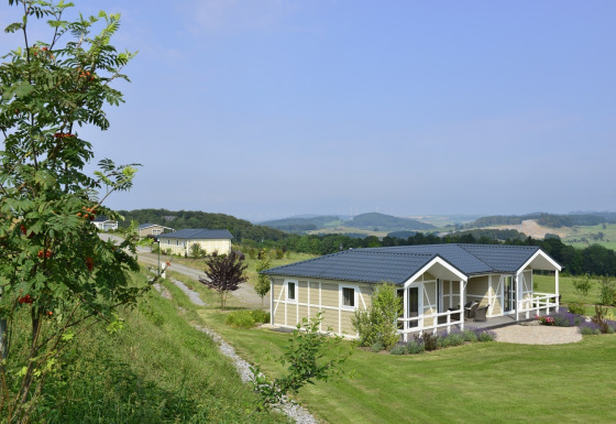 Cabaña Calcelux en Camping & Ferienpark Brilon, Alemania, rodeada de naturaleza y vistas panorámicas.