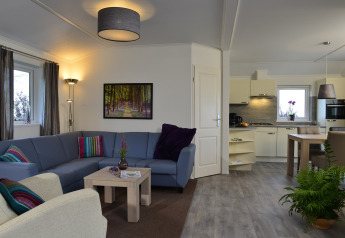 Moderne woonkamer en keuken in de Calcelux-cabine op Camping & Ferienpark Brilon in Duitsland, sfeervol ingericht.