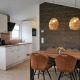 Moderne keuken en eetruimte in Chalet Alme, Camping & Ferienpark Brilon, met houtlook en verlichting.