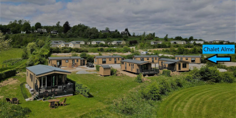 Chalets bij Camping & Ferienpark Brilon, Duitsland, met Chalet Alme aangeduid op de achtergrond.