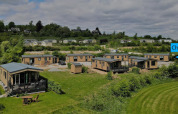 Chalets bij Camping & Ferienpark Brilon, Duitsland, met Chalet Alme aangeduid op de achtergrond.
