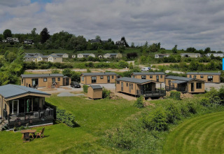 Chalets bij Camping & Ferienpark Brilon, Duitsland, met Chalet Alme aangeduid op de achtergrond.
