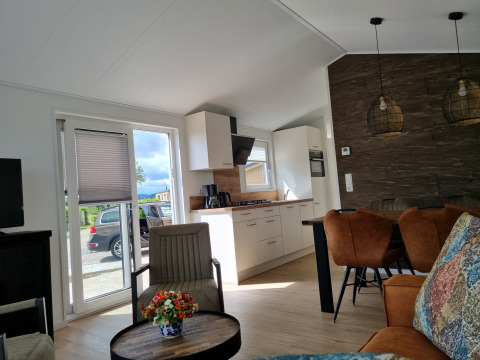 Interieur van Chalet Alme bij Camping & Ferienpark Brilon in Duitsland met moderne keuken en gezellige woonkamer.