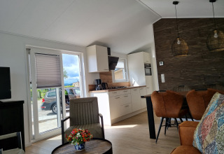 Interieur van Chalet Alme bij Camping & Ferienpark Brilon in Duitsland met moderne keuken en gezellige woonkamer.