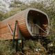 Skycabin, casa de naturaleza en Camping Si-Es-An, Países Bajos, moderna cabaña de madera entre árboles.