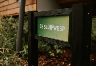 Sign with the text 'De Sluipwesp' at Skycabin, a nature house at Camping Si-Es-An in the Netherlands.