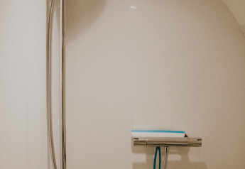 Ducha moderna en baño minimalista en Skycabin, Nature house, Camping Si-Es-An, Países Bajos.