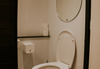 Toilettes modernes avec WC blanc, miroir et papier toilette à la Skycabin du Camping Si-Es-An, Pays-Bas.