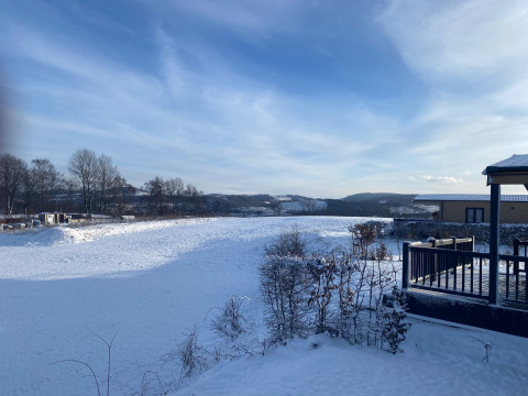 Vista de paisaje nevado desde el Chalet Waldfee en Camping & Ferienpark Brilon, Alemania, en invierno.