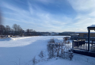Vista de paisaje nevado desde el Chalet Waldfee en Camping & Ferienpark Brilon, Alemania, en invierno.