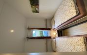 Camera da letto con due letti singoli e finestra nel Chalet Waldfee, Camping & Ferienpark Brilon, Germania.