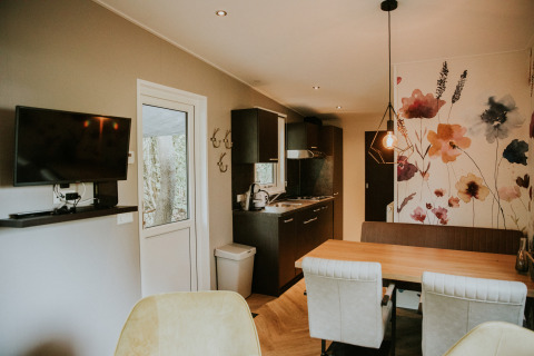 Innenansicht der Happy bee lodge auf Camping Si-Es-An, Niederlande, mit moderner Einrichtung.