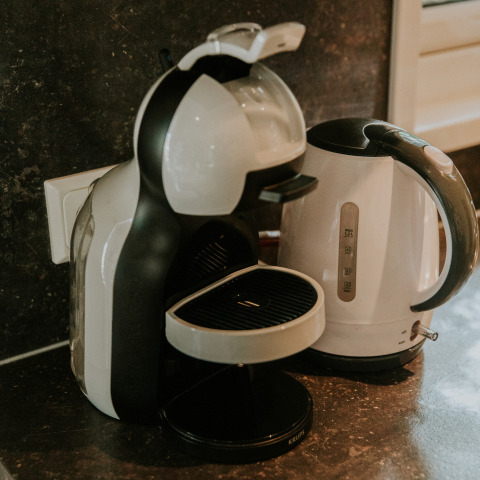 Hervidor eléctrico y cafetera en la encimera de Happy Bee Lodge, Camping Si-Es-An, Países Bajos.