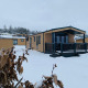 Baite di legno innevate presso Chalet Bergrose, Camping & Ferienpark Brilon, Germania, in una giornata invernale.
